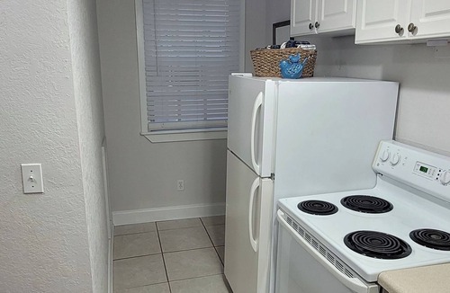 Courier City - Oscawana Apartment | Suite 12 - Casablanca of Hyde Park