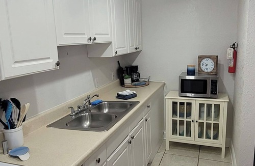 Courier City - Oscawana Apartment | Suite 12 - Casablanca of Hyde Park