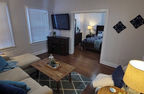 Courier City - Oscawana Apartment | Suite 12 - Casablanca of Hyde Park