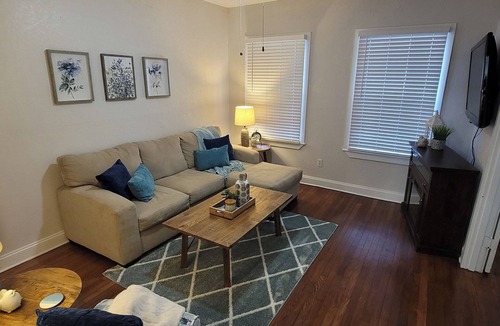 Courier City - Oscawana Apartment | Suite 12 - Casablanca of Hyde Park