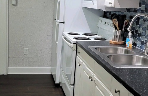 Courier City - Oscawana Apartment | Suite 2 - Casablanca of Hyde Park
