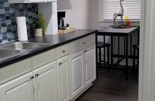Courier City - Oscawana Apartment | Suite 2 - Casablanca of Hyde Park