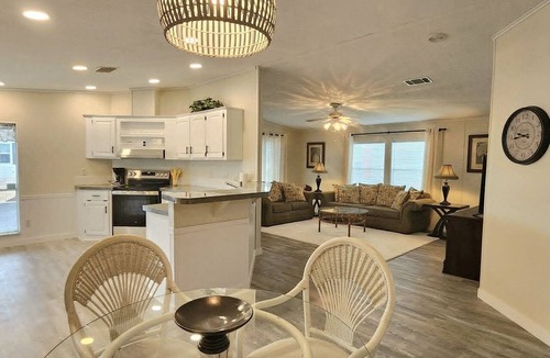 Parrish House | Summer Breeze 55+ Community. Nicely Renovated Home 2bed/2bath Parrish