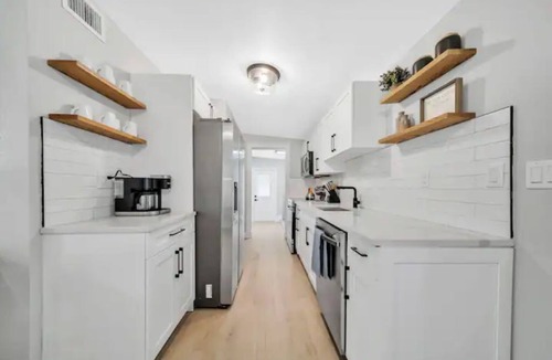 East Naples Cottage | SUMMER SAVINGS! 2 miles to Beach/5th Ave, 2 King Beds, Hot Tub, Bikes