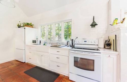 Sharon Cottage | Sun filled cottage in the woods