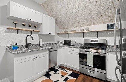 Hyde Park Apartment | Sunlit Sanctuary | Walk to Bayshore | Hyde Park | 1mi to TGH