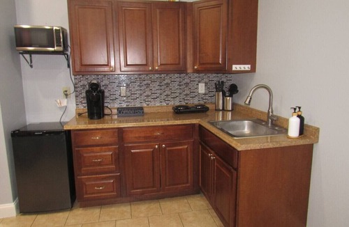 Carrollwood Apartment | Sunny Escape with private patio