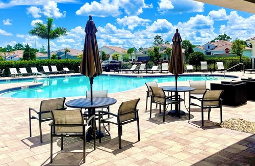 Venice House | Sunny Florida Retreat – 4BR + Office, gym, gated community Near Venice Beach!