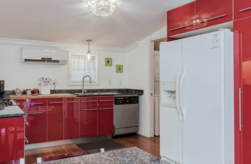 Dixieland Apartment | Sunny Lake Studio Cottage w/Patio Retreat - Full kitchen