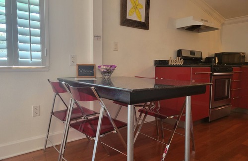 Dixieland Apartment | Sunny Lake Studio Cottage w/Patio Retreat - Full kitchen