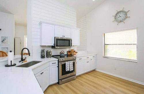 Naples House | Sunny Naples 3BR Retreat w/Heated Pool & BBQ