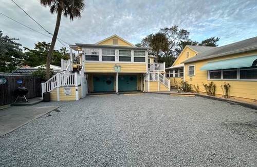 Pass-a-Grille Cottage | Sunny PaG Island rental w/bikes-just steps2beach