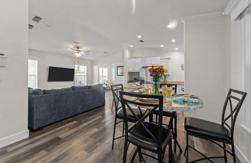 Fort Myers Beach House | Sunny Retreat-Near Beach-Pickleball-Heated Pool!