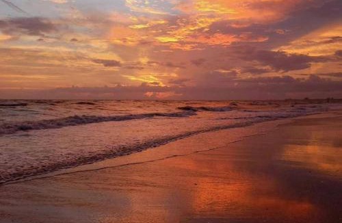 Fort Myers Beach House | Sunny Retreat-Near Beach-Pickleball-Heated Pool!