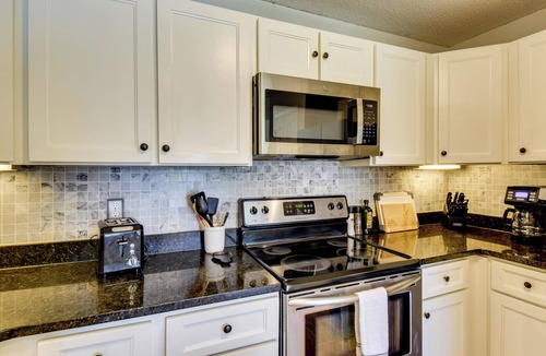 Salem Condo | Sunroom & Deck! Golf Retreat in Keowee Key