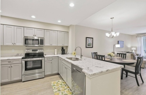 Tropical Cove Condo | Sunset Cove at Lexington CC Lake Village