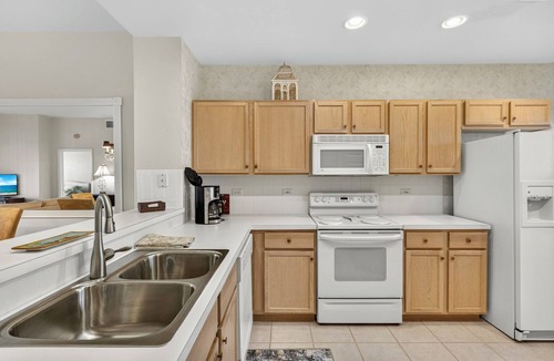 Tropical Cove Condo | Sunset Lake at Lexington CC Lake Village