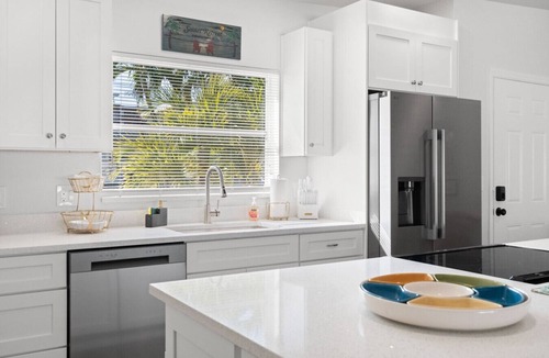 Redington Beach House | Sunset Retreat| Pool Oasis,Walk to Beach,Billiards