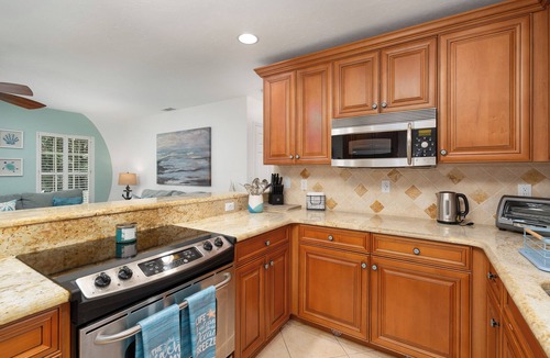 Yacht Club House | Sunshine Paradise Minutes From Action. Grill, Bikes, Beach Gear & More Included!