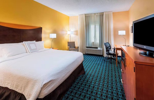 Feather Sound Hotel | Sunshine & Value King Suite: Breakfast, Pool & Gym