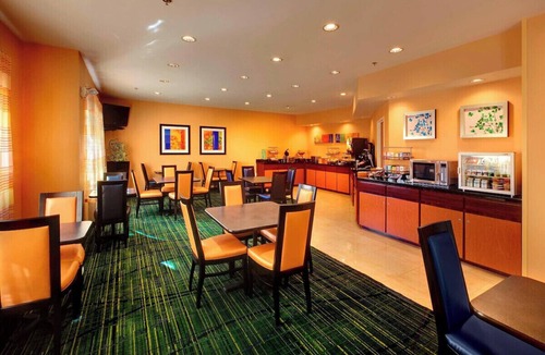 Feather Sound Hotel | Sunshine & Value King Suite: Breakfast, Pool & Gym