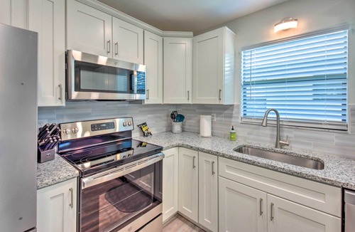 Highland Condo | 'Sunshine Villa' Condo on Golf Resort w/ Porch!