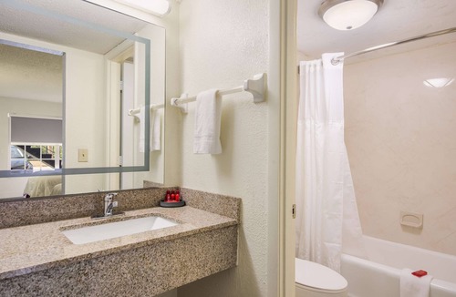 Indian Beach Sapphire Shores Hotel | SureStay Hotel by Best Western Sarasota Lido Beach