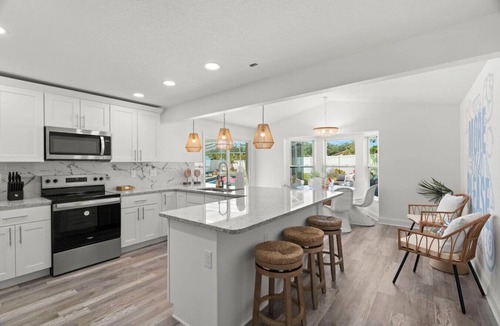 Walsingham House | Surfs Up! Heated Pool+Golf+Games, Sleeps 10, 15 min to beaches!