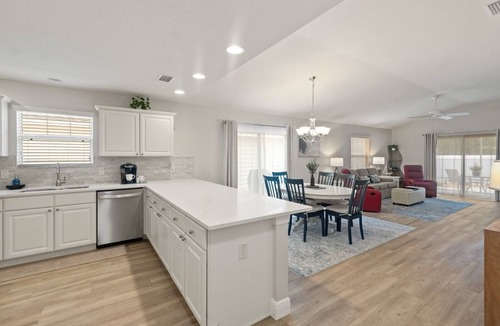 Lake Sumter Landing House | Tall Pine Retreat/Walk to Lake Sumter Landing + Golf Cart Included
