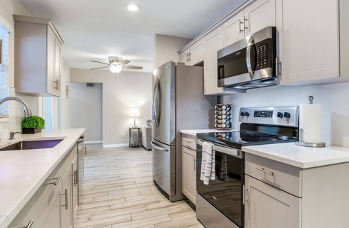 Tampa Shores House | Tampa Villa w Private Dock Luxury Heated POOL & Hot tub