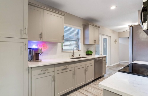 Tampa Shores House | Tampa Villa w Private Dock Luxury Heated POOL & Hot tub