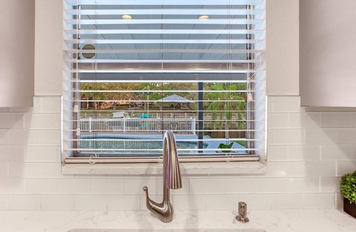 Tampa Shores House | Tampa Villa w Private Dock Luxury Heated POOL & Hot tub