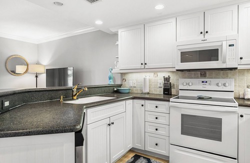 Ilexhurst House | Terrace Condo 6 · 3 Balconies · 300 Yds Beach