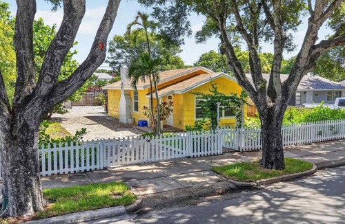 Pinewood Park House | The Banana Cabana - Cozy Cottage