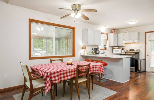 Thornhurst Ski Chalet | The Bear's House, Pet Friendly, Level 2 EV Charger