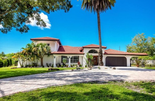 Clearwater Villa | The Belleair Estate - Breathtaking Home with Incredible Pool. 15 Min to Beach