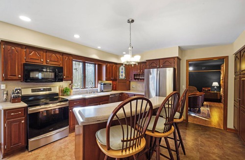 Newton House | The Bren Inn ~ Spacious Retreat Near Perona Farms