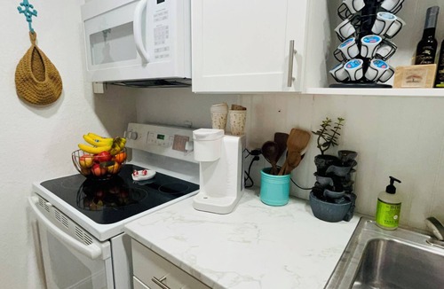 Lakeland Cottage | The Cozy Cottage 1 bedroom plus studio bed and 2 bathrooms in charming Lakeland