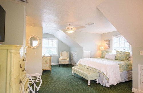 Stuart Hotel | THE FAMILY REUNION COMPOUND AT OLD COLORADO INN