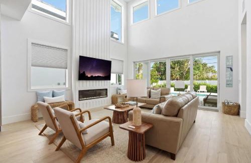 Naples Park House | The Flamingo Retreat - Resort Pool - Walk to Beach