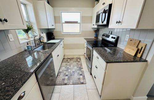Palm Harbor Cottage | The Flip Flop Waterfront Beach Retreat - Close to Beaches