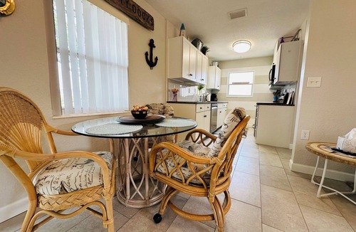 Palm Harbor Cottage | The Flip Flop Waterfront Beach Retreat - Close to Beaches