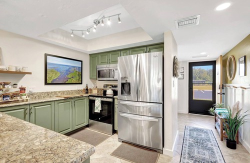 Clewiston Condo | The Gator Escape -Poolside Condo walk to Tiki Bar
