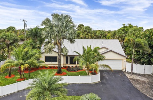 Fort Pierce House | The golden palm by the river