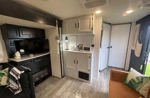 Vamo House | “The Happy Camper” with Private Yard & Hot Tub