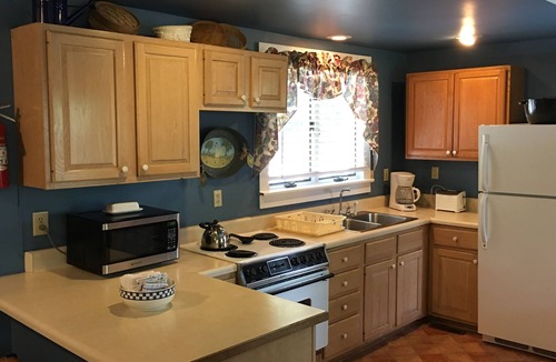 Flat Rock Cottage | The Honeysuckle Cottage 2 bedroom 2 bath sleeps 5- Located in Flat Rock, NC