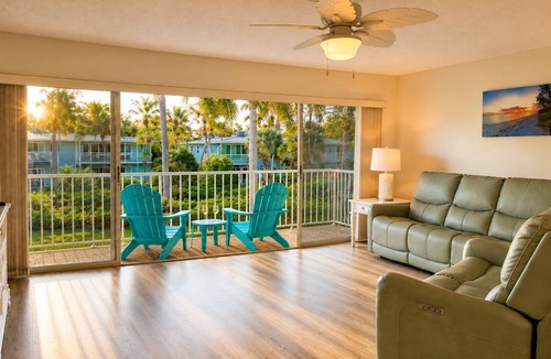 Holmes Beach Condo | The Island Easy - Walk to Beach - Pool View Balcony - Dog Friendly - King Bed