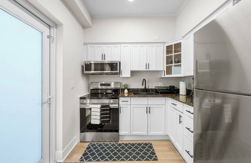 West Avenue Apartment | The Ivory Palm South Beach Bayside Retreat 2-bedroom 2 Full Bath sleeps 4