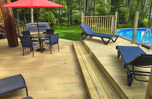 Town of Highland House | The Lake House New Pool Hot Tub Kayaks FirePit Screened Patio Foosball Fireplace