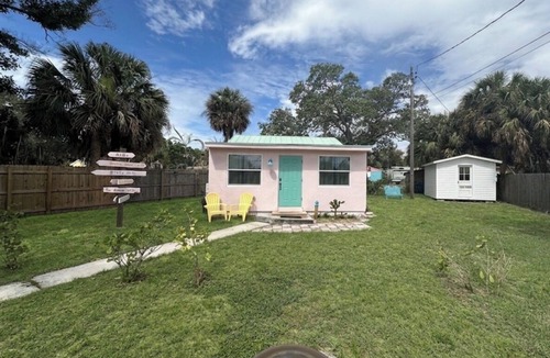 Jensen Beach House | The Lil Pink House: Walkable to Downtown Gem w/AC & Washer/Dryer